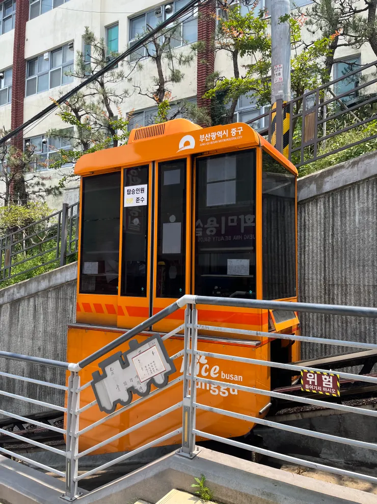 瀛洲洞上坡路單軌列車。