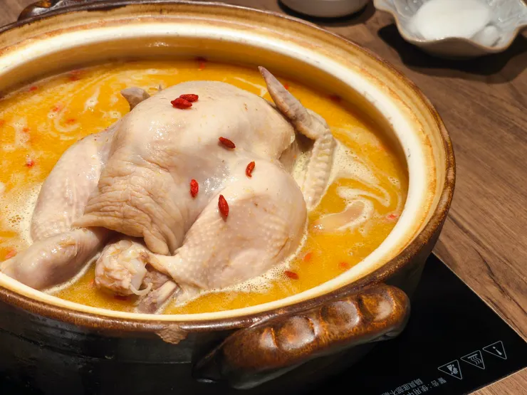 人蔘全雞金湯$2880(湯頭呈現金黃色，膠原蛋白滿滿，喝起來濃郁，藥材味道不算太明顯，有加枸杞）