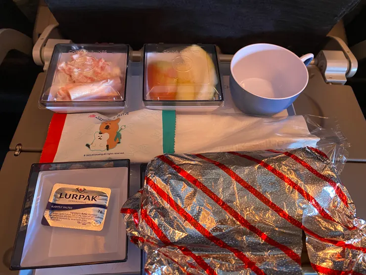 水果餐，特定飛機餐點事前要在行程管理預定好喔