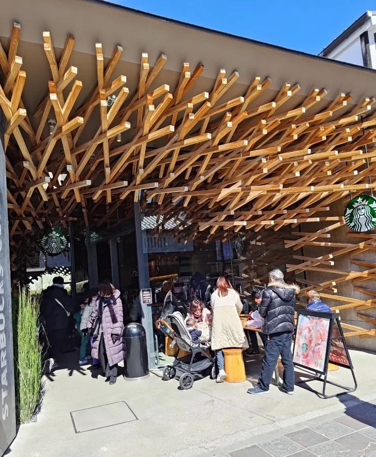 來朝聖有名的星巴克