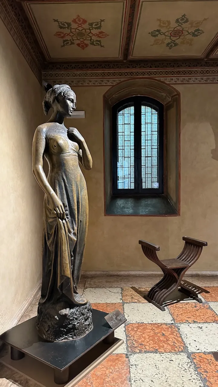 故居二樓的茱麗葉銅像