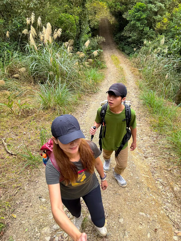 哥哥發現路旁有動靜， 可能是猴子