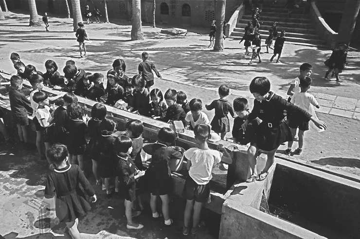 圖10 學童們在洗手臺旁輪流將手洗乾淨,準備享用美味的營養午餐 案名:1965農復會照片 檔號:0054/0012/1 來源機關:行政院新聞局 管有機關:國家發展委員會檔案管理局