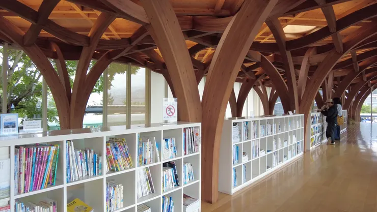 由布院的information center 設計特色是融入大自然