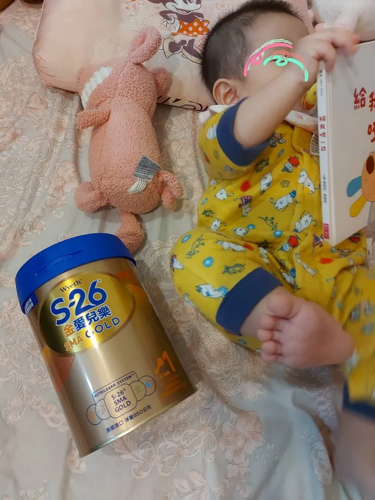 ▲麵麵喝完 S26金愛兒樂（適合0-1歲），在床上開心地聽故事書~