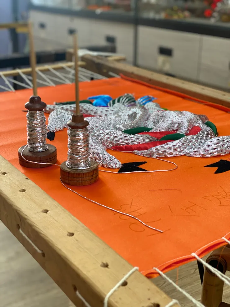 光彩繡莊繡架上的八仙彩半成品