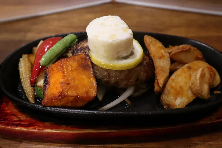 鐵板上的主角與配角群特寫,蒜味奶油有夠顯眼