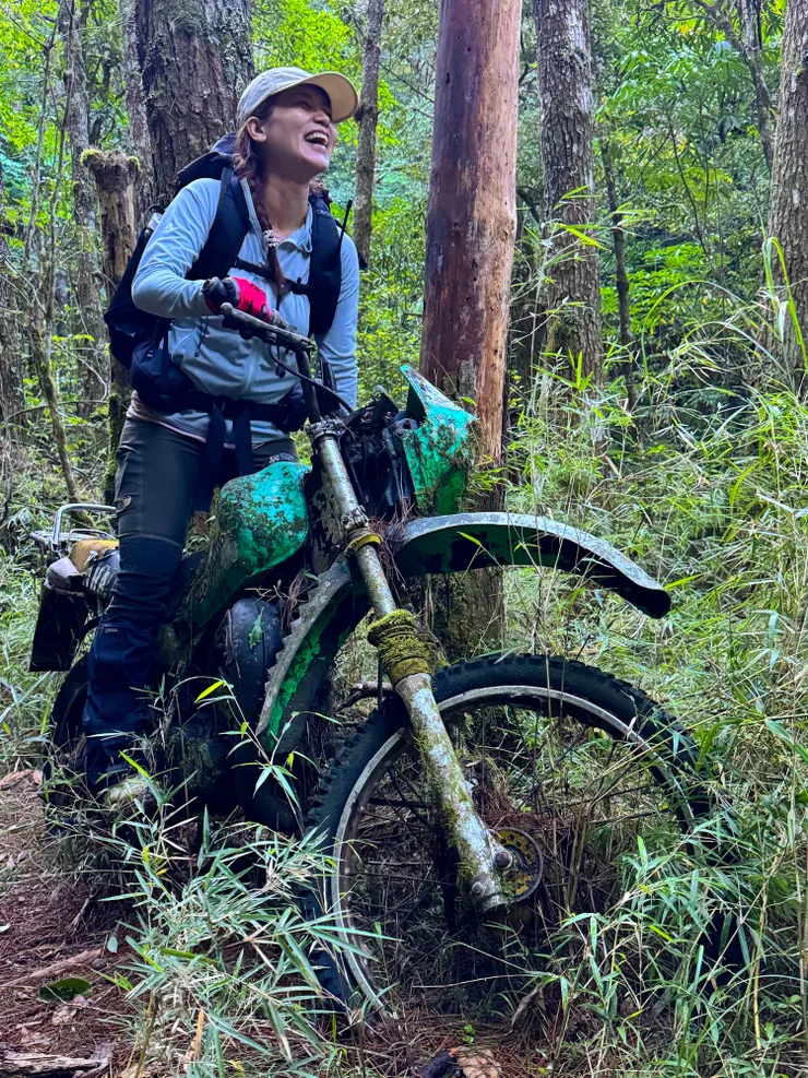 林道上的廢棄摩托車