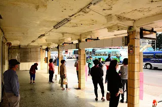 候車空間並沒有座椅，左側是陽明海洋文化館的出入口