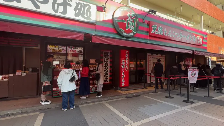 一蘭拉麵太宰府店： 車站一出來就看到，獨有的五角形碗祝你金榜題名