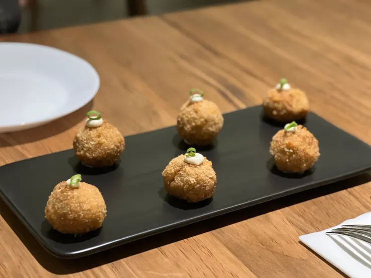 西班牙可樂餅，小小一球大大驚喜（好老派的形容詞）。