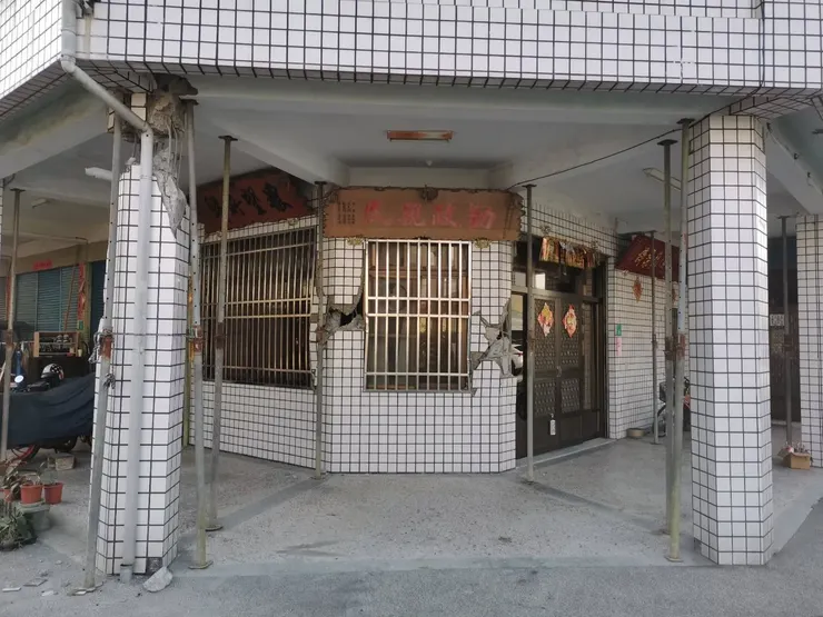 最邊角的里長房子承受最大搖晃壓力，被列為要拆除的紅色警告危樓