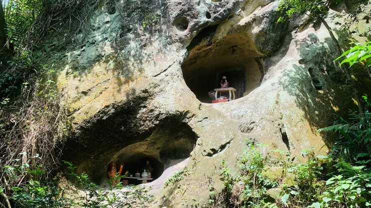 在石頭中間有許多神明。