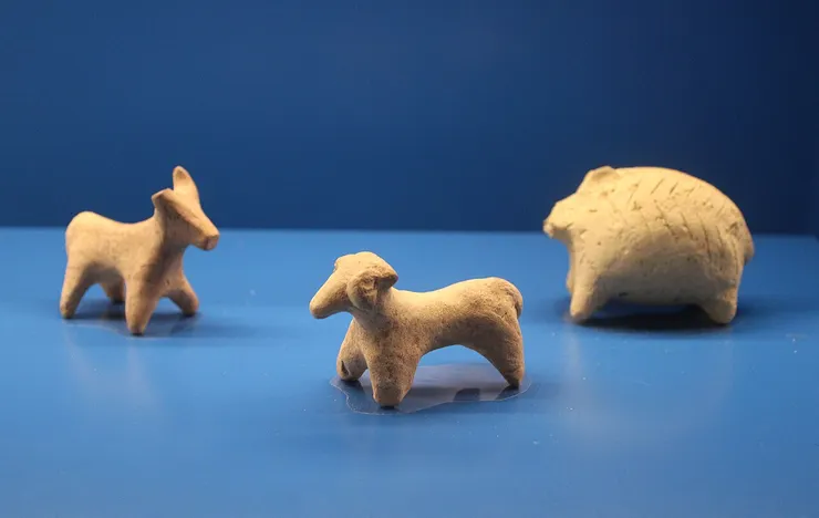 基什（美索不達米亞）Kish (Mésopotamie) 墓葬中出土的家畜雕像，年代可追溯至西元前2500-2300年左右。由左至右依序為：牛、羊和豬。
