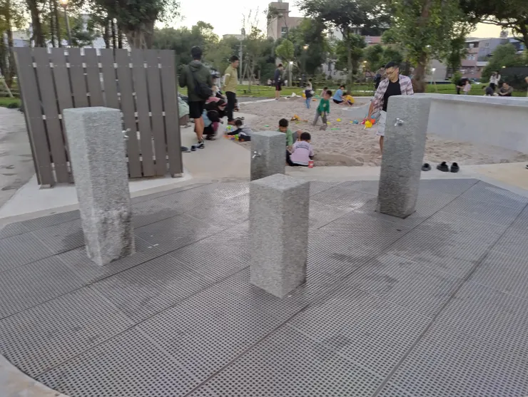 玩沙區旁邊也有很多水龍頭可以洗乾淨