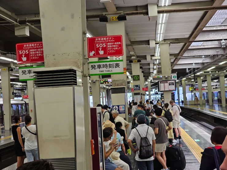 跟著標示及時刻表，找到搭車的月台，此刻就能安心了