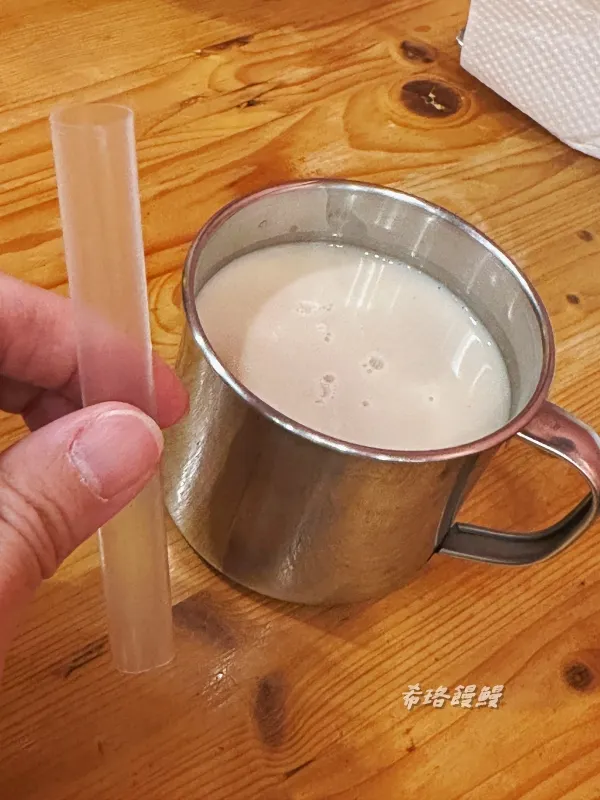 配合小杯子，吸管也剪半使用，短短的好可愛