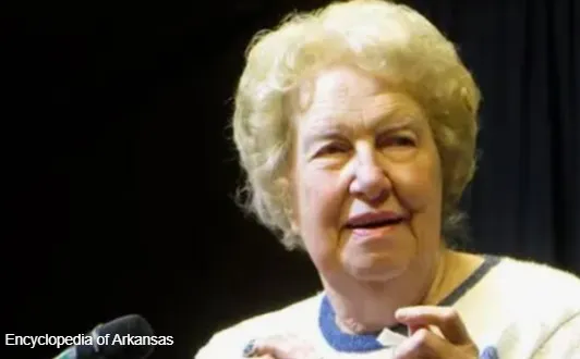 朵洛莉絲 侃南（Dolores Cannon）是專注於前世回溯的催眠治療師，專注於前世回溯的催眠治療師。撰有19本著作，包括：《迴旋宇宙》（三冊）、《地球守護者》、《三波志願者與新地球》等，主題涵蓋生與死、輪迴、人類起源、不明飛行物和外星人、諾斯特拉達穆斯預言。她也開發出獨特的量子療癒催眠技術（QHHT），對人類裨益良多。 (Photo by Jerry Blackburn)