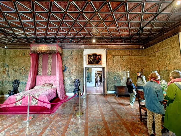 【1樓,五位皇后的臥室。為紀念凱瑟琳‧德‧梅迪西斯的兩個女兒、三個媳婦而命名。】