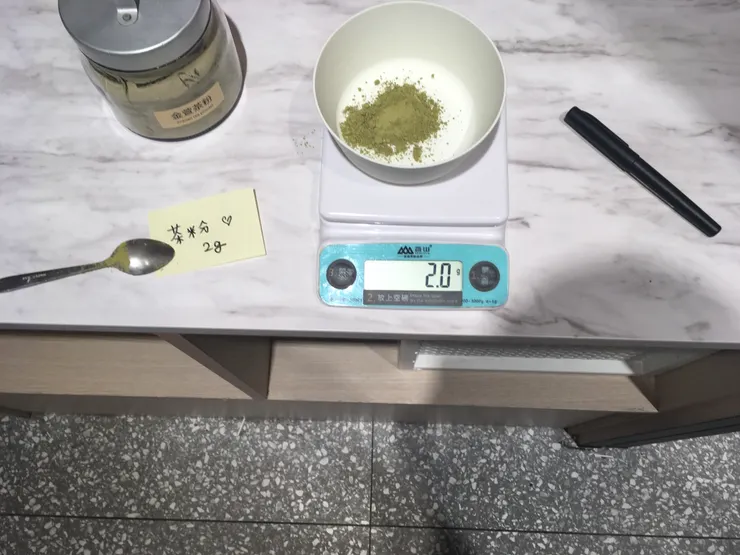本批次的菓子將要製作六顆，故按照比例須使用茶粉 2 公克。