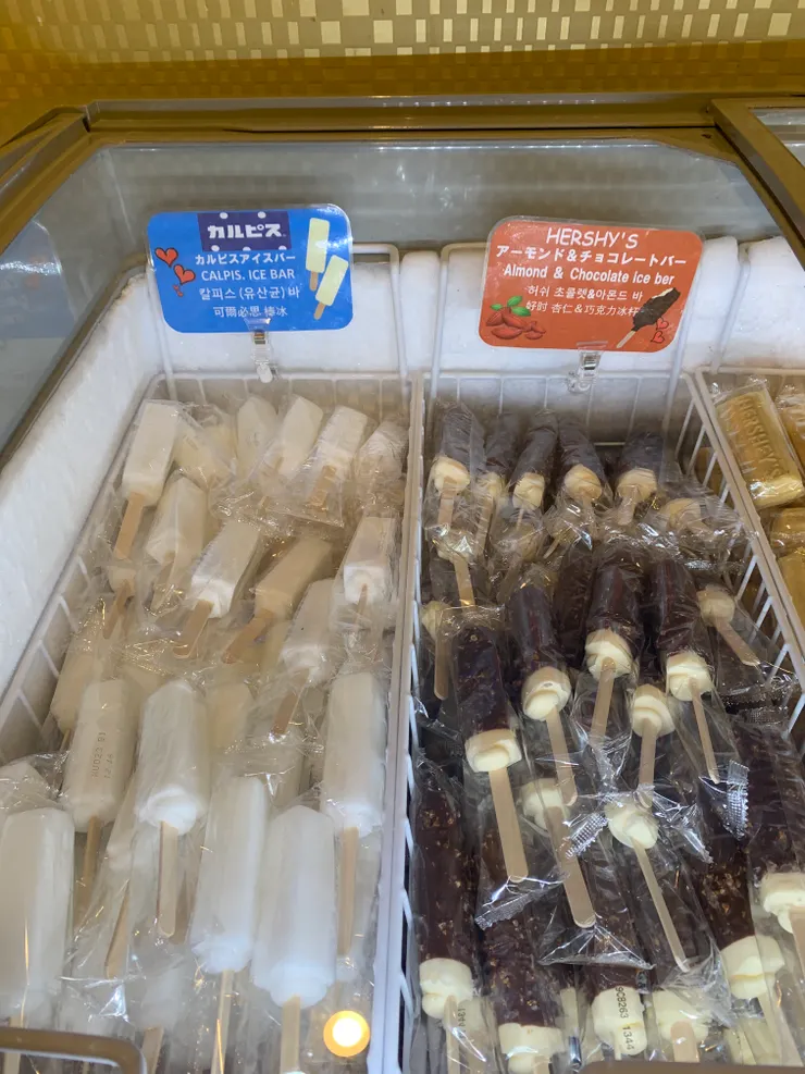 2樓的公共區域有提供好吃的冰棒，早上還有養樂多供應