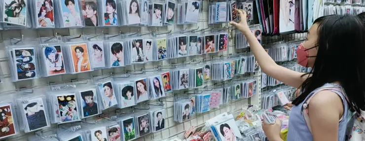 女兒在西門町挑選偶像卡