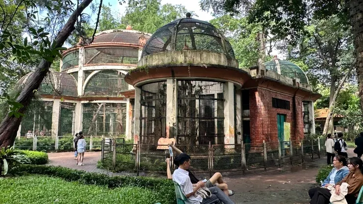 建於1924至1927年間的法式猴子籠是西貢動植物園最具代表性的殖民時期遺跡，至今仍在使用中