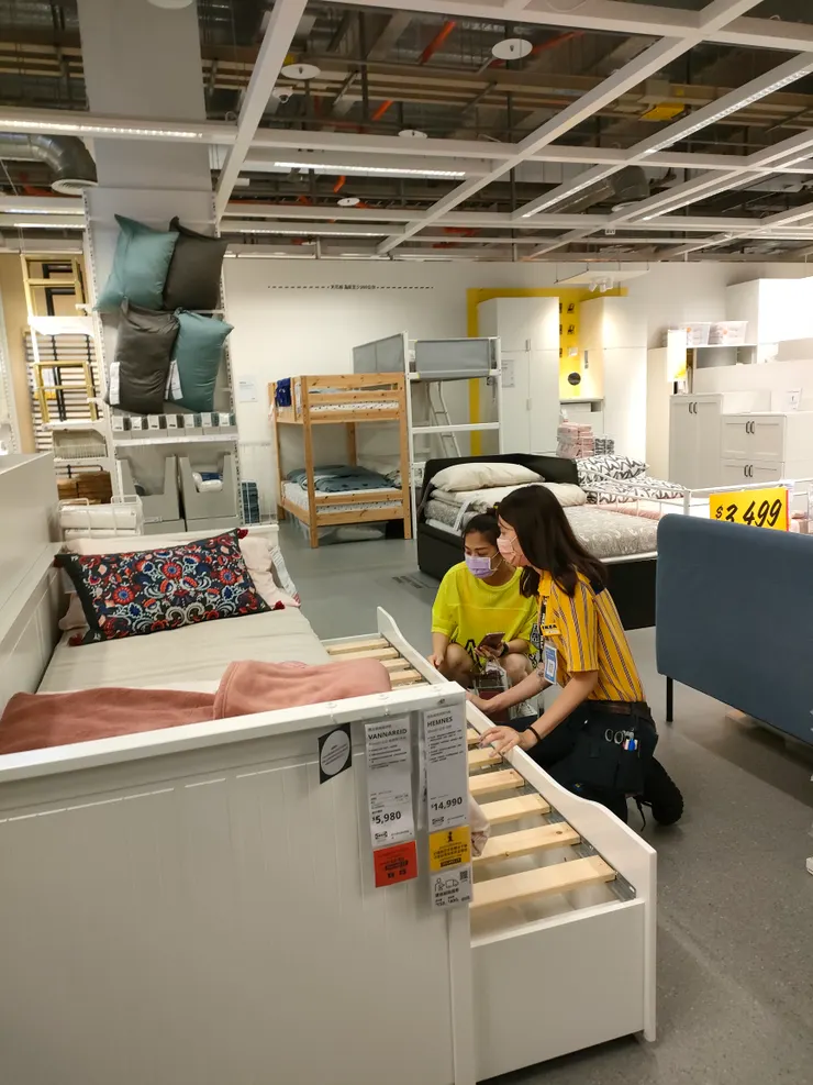 J實際到IKEA去確認想要的床及其他家具