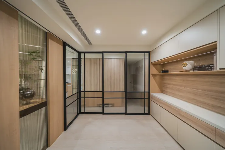 (案例呈現：毛胚屋設計貼合生活本質，家人專享的溫柔摩卡宅｜高雄藝瓦室內設計)