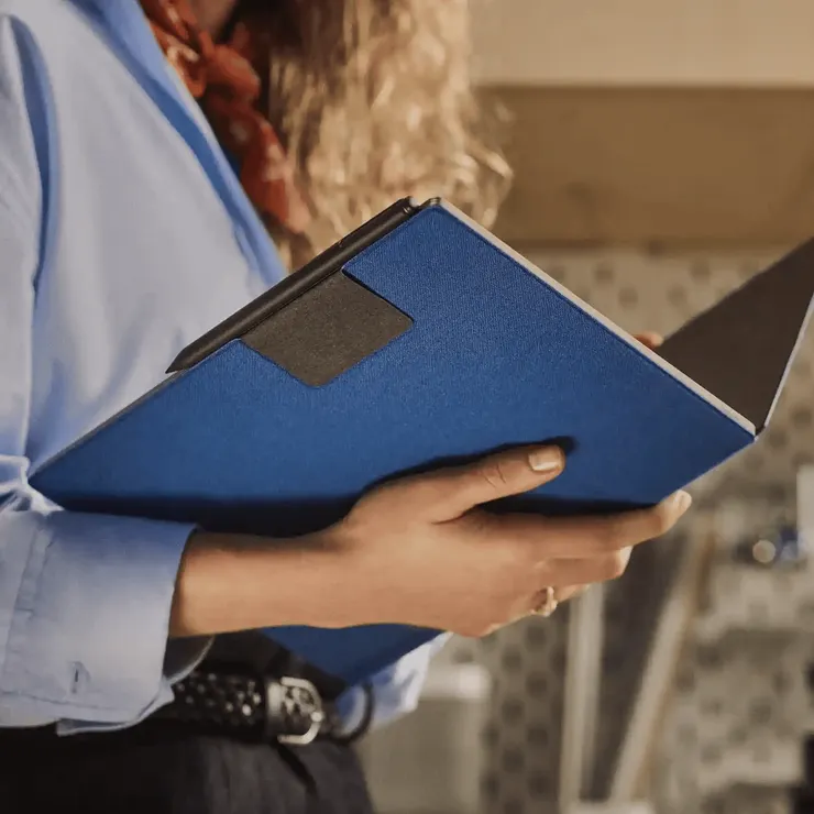 Remarkable Paper Pro的保護套特別在背後設計了磁吸筆套收納槽，是麥克認為目前看到的最佳改進