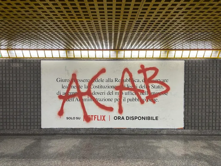 大罵警察混蛋的仿塗鴉廣告