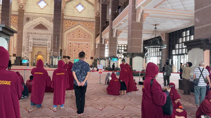 大廳有冷氣，感覺大家都捨不得離開。