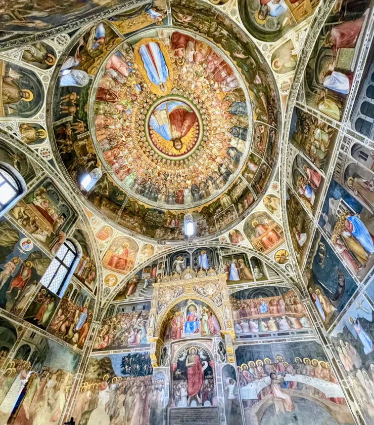 洗禮堂的牆壁和天花板上有滿滿的聖經故事