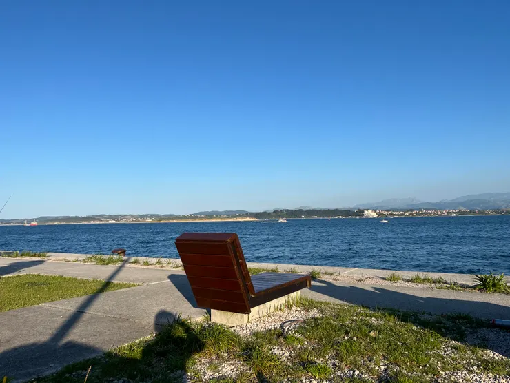 面海一整排的發呆躺椅