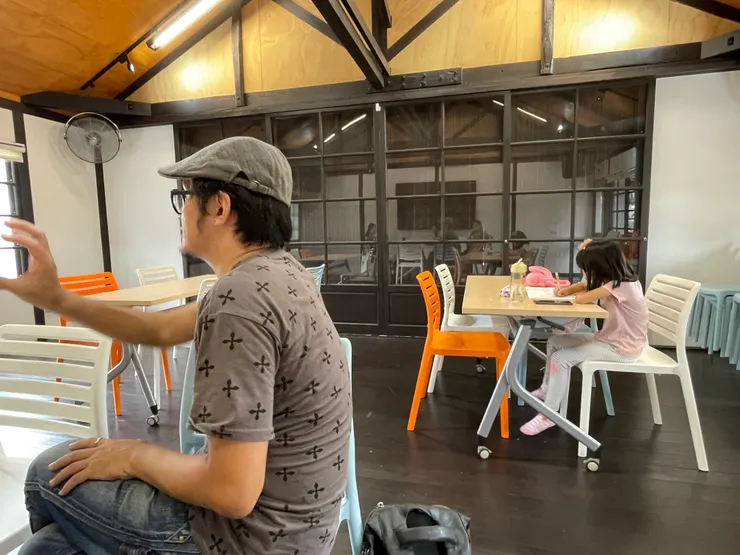 爸爸談公事的時候就在旁邊寫作業