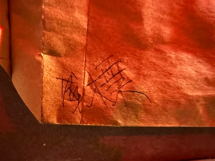 陳永仁(梁朝偉)寫錯「標」字的公文袋,讓他發現劉健明(劉德華)竟然是黑幫臥底,道具小細節繼續喚起影迷記憶!