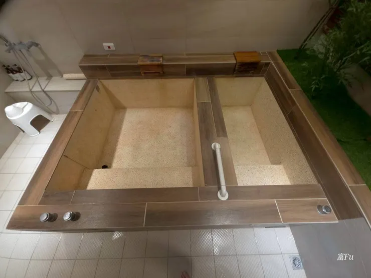 分為冷熱池，湯池深度足夠，兩個人一起泡不會擁擠。
