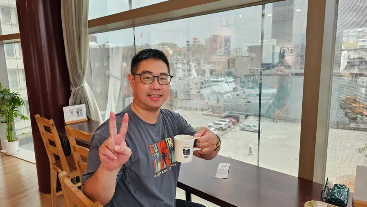 這是基隆陽明海洋文化藝術館的頂樓!免費茶點一張門票可以兌換一份!窗外就是基隆港海景!