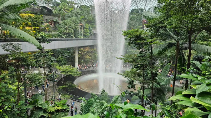 星耀樟宜有很多個樓層都可以看到這個大瀑布!