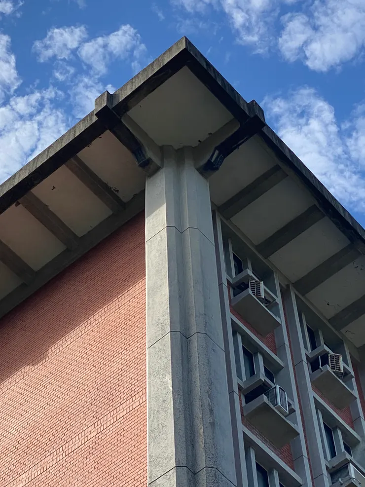 仿木構的出挑，強調結構與柱子的銜接關係