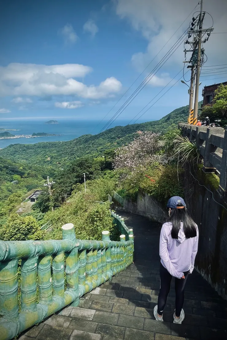 這裡景觀也超讚！一邊散步一邊看海