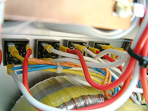 訂製的變壓器也已經完工,也是向台南凌凱訂的,規格是 0-35V x 15A 兩組,所以開始裝箱了,橋整就直接鎖在機箱的底板上,以利散熱,大功率的情形下,配線免不了得用上粗一點的,所以多半都以端子接合,若測試完畢,記得用鉗子把端子的接合點壓緊,以免哪一天鬆開了發生悲劇