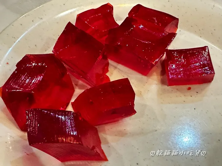晶紅剃透的凍狀物原來是(小小聲：化學)櫻桃凍，淋上櫻桃醬酸酸甜甜又漂亮，難怪一堆小朋友搶著拿