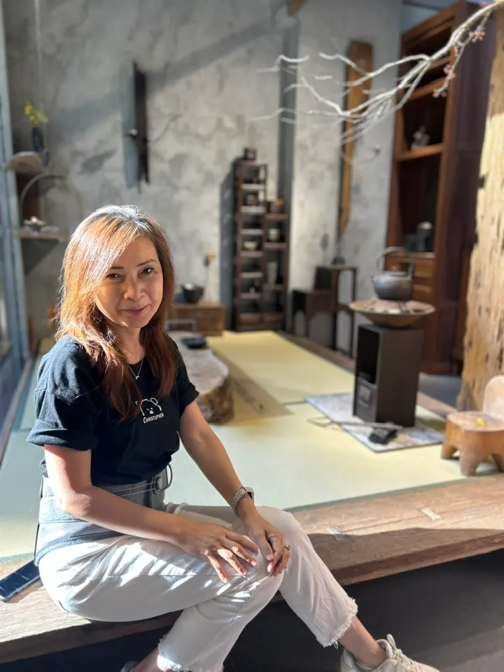 近來往返日本自由行的春熙老師，時光中更加從容嫻雅（攝於竹北川月堂）