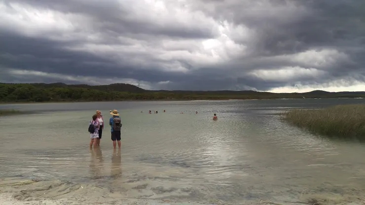 黃昏的時後要下雨了,這邊的海都是可以隨便跳的,但是沒有救生員
