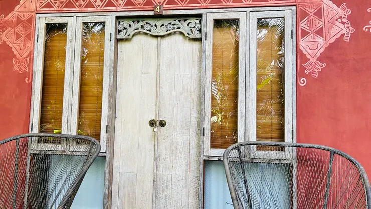 白天的房門看起來古色古香