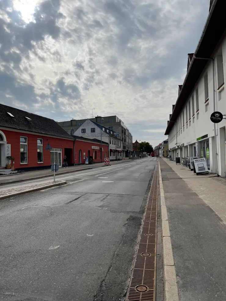 左邊有亞洲超市