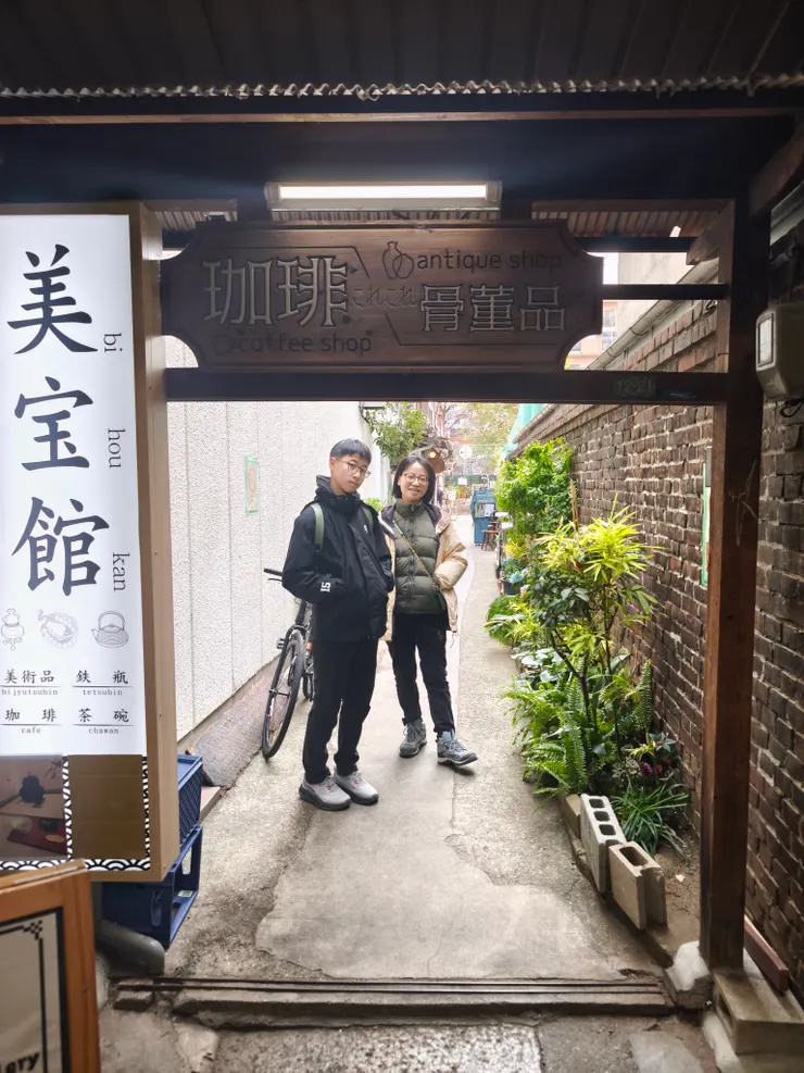 不同氛圍的小巷