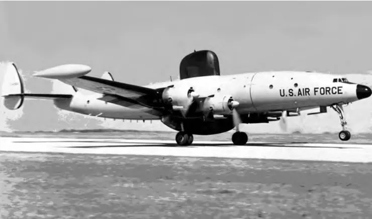 EC-121K外觀幾乎與EC-121D完全相同，只是機腹的AN/APS-20搜索雷達被移除，取而代之的是電子訊號截收與測向設備，機上還有8個通訊情報席位，可讓語言專家實時截獲並分析無線電通訊內容。這款飛機最初主要職責是用於截收和定位北越陸基雷達，但由於定位需要對方雷達長時間開啟，而北越也當然很少這麼做，因此效果沒有最初預期的有效。但後來美軍注意到北越米格在依賴空地協調的同時又因為缺乏資訊鏈設備以及先進加密無線電，只能以非加密無線電和地面攔截引導交流，而且EC-121K除配備有和EC-121D同款，可識別米格21的SRO-2敵我識別設備的QRC–248和識別友軍的AN/APX-49外，還額外配備有可以識別早期型米格的SRO-1，以及SOD-57的設備，後者原始用途是航管，但北越也用於幫助地面攔截引導中心確認米格的航向與高度；這代表EC-121K不僅能夠更有效的識別北越所有米格機，還可以直接得到航向與高度兩個關鍵數據，因此EC-121K在預警方面甚至被認為比EC-121D有效許多。但和EC-121D相比由於缺乏雷達，因此EC-121K不容易掌握米格相對友軍的位置與航向，且由於通訊情報本身敏感性較高，因此在情報的分發在早期受到限制。