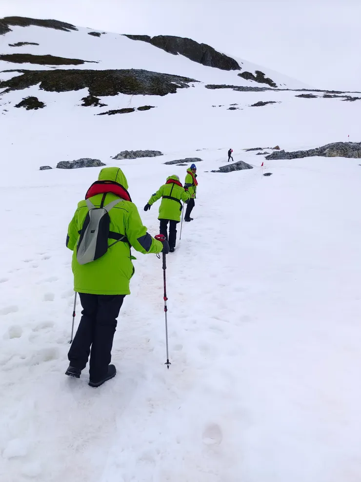 雪地健行大不易，偷懶的我沒拿健行杖。
